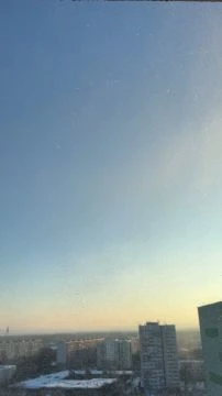 Reggeli fényben csillogó hó táncol