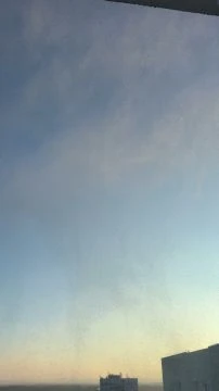 Reggeli fényben csillogó hó táncol