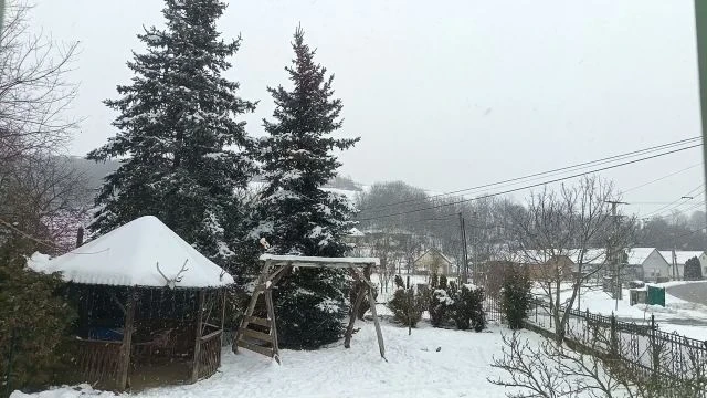 Kis pelyhekben, de sűrűn havazik Mórágyon