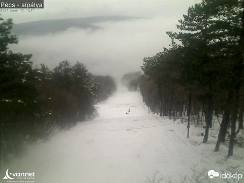 Néha még ködben úszik a sípálya