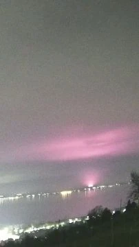 Rózsaszín fényoszlop a Balaton felett