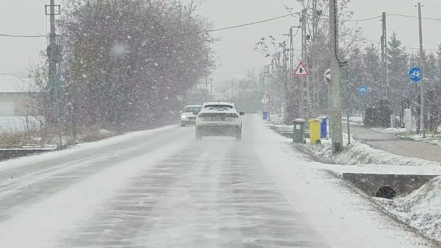 Sűrű havazás kezdődött Cegléden