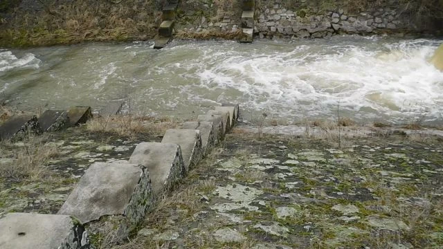 Az aldebrői Tarna zuhogó csodálatos pompával továbbítja, a sok hó és eső vizét