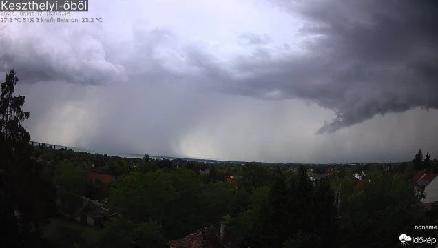 Látványos vihar csap le a Balatonra