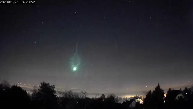 Fényes tűzgömb szelte át az eget