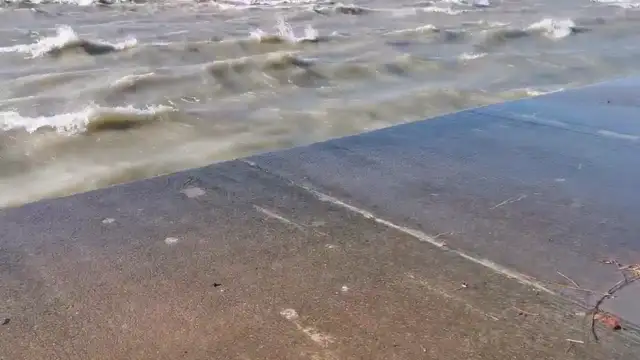 Viharos szél borzolja a hullámokat Balatonakarattyán