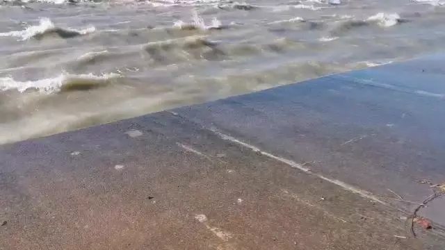 Viharos szél borzolja a hullámokat Balatonakarattyán