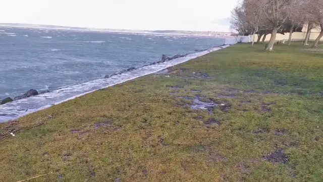 Kicsapja a viharos szél a partra a Balaton vizét