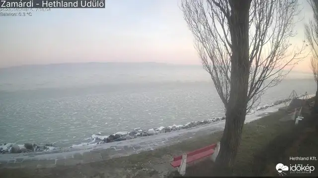 Elkezdett bafagyni a Balaton Zamárdinál
