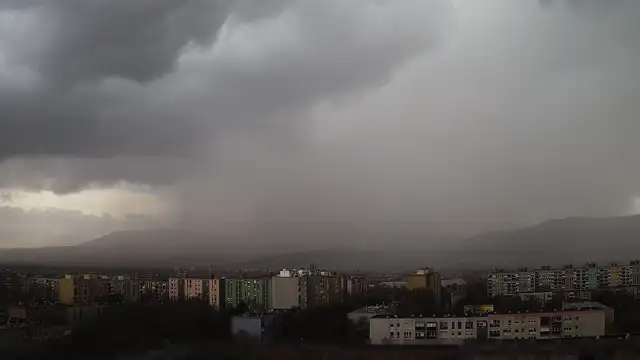 A jégesővel kísért zivatar érkezése Pécsre