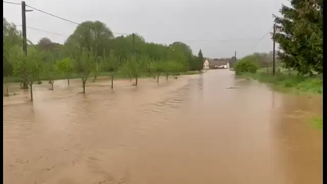 Villámárvíz mosta el Jágónakot