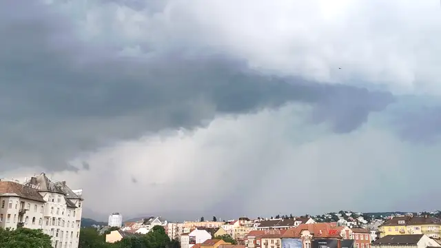 Elkanyarodik a belváros előtt