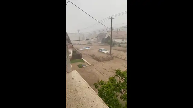 Sárfolyam sodorta el az autókat Kétyen