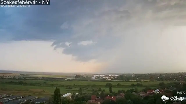 Felhőszakadás, jégesővel Székesfehérvárnál
