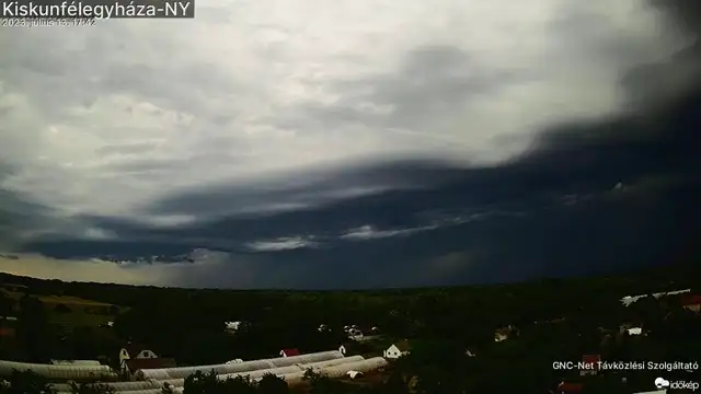 Kavargó, hullámzó felhők Kiskunfélegyháza felett