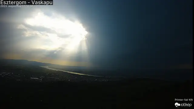 Gyönyörű Tynadall-jelengés Esztergomnál