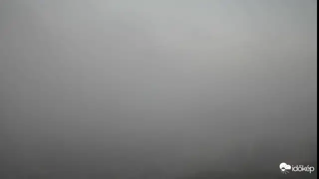 Ködpaplan takarja be Esztergomot