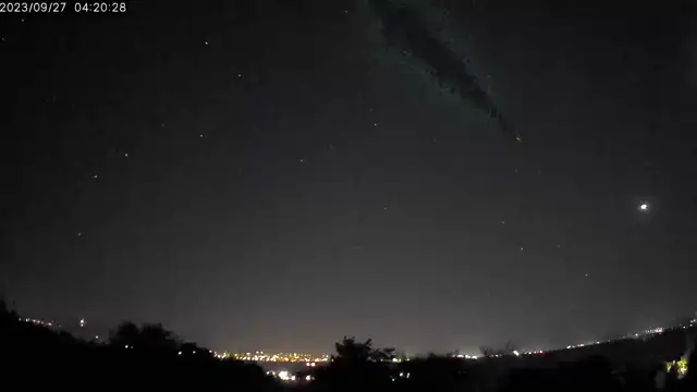 Fényes, zöld tűzgömb Tahitótfaluból