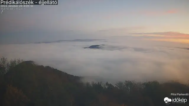 Ködpaplan húzódik a Duna felett