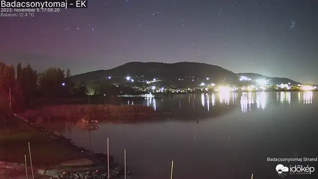 Lélegzetelállító sarki fény a Balatonnál