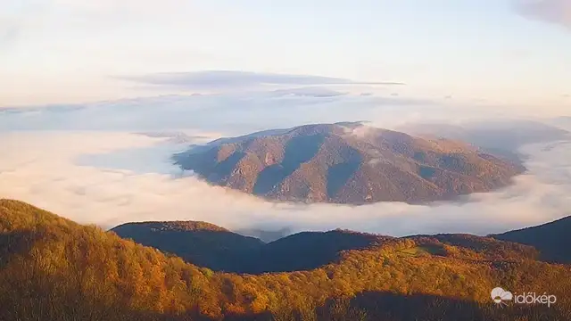 Fényjáték a ködös Dunakanyarban