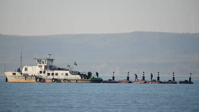 Bontják a hajózási jelzéseket (Viharsarok Vitorlás Központ)