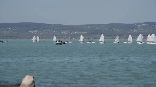 Így rajtolnak a vitorlások a Balatonon