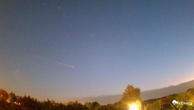 Tűzgömb napkelte előtt