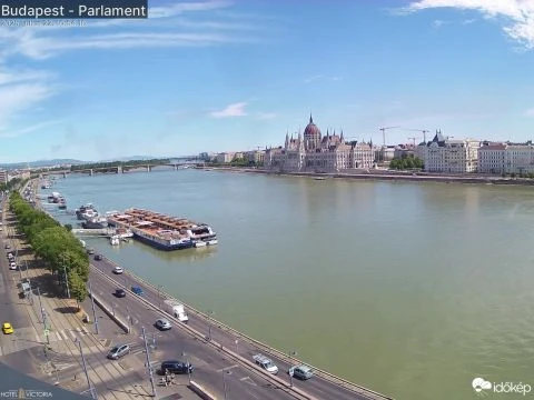 A pomázi raktártűz füstje a fővárosból