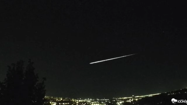 Lassú tűzgömb a keleti égbolton