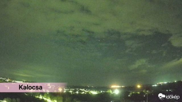 Felhőkön átragyogó tűzgömb szerda éjjel