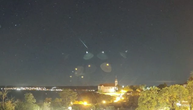 Fényes tűzgömb dél, délkelet felé