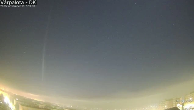 Különös fényjelenség a hajnali égbolton