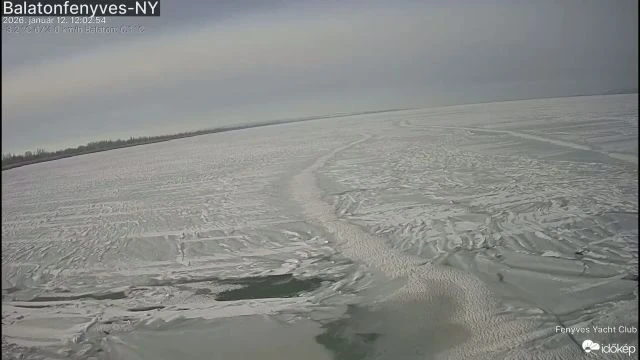 Balatonfenyvesnél vált ketté a tó jege