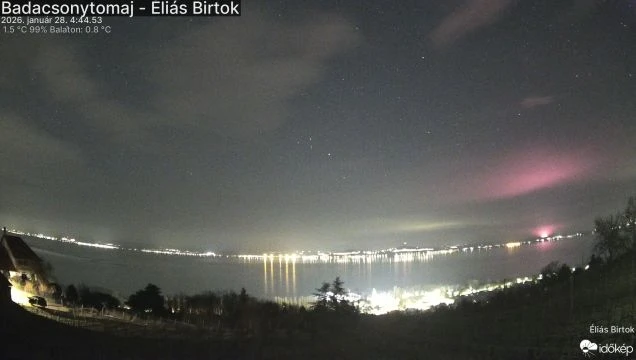 Rózsaszín fényoszlop ragyog a Balaton felett